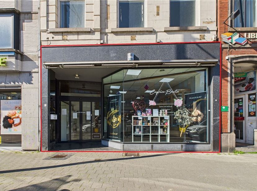 INNOV&#039;EXPERT immobilière vous invite à venir découvrir ce bel espace commercial d&#039;une surface totale de +/- 113 m², idéalement situé en plein centre d