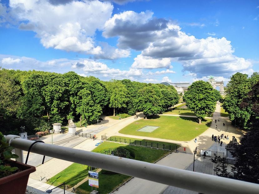 BRUXELLES, idéalement situé en face du parc du Cinquantenaire et à deux pas de Schuman, des institutions européennes et de Mérode, prestigieux APPARTE