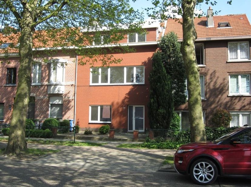 Duplex rénové avec terrasse ensoleillée et vue sur la verdure à Ekeren&lt;br /&gt;
Dans une rue calme au coeur d&#039;Ekeren, vous trouverez ce duplex rénové aux