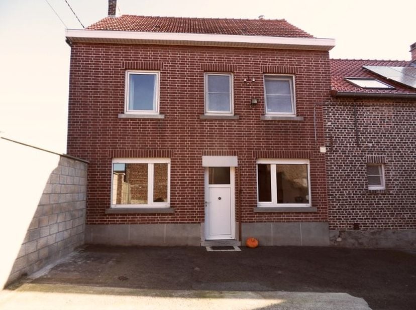 Rustig gelegen EENGEZINSWONING, half open beb. met 2 slaapkamers, grote binnenkoer, schuur, stal en garage.&lt;br /&gt;
Indeling woning: inkomhal, living, i