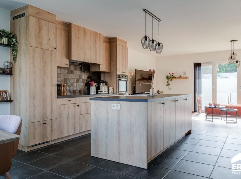 Op zoek naar een recente, instapklare woning met veel ruimte?Dan is deze charmante gezinswoning in het woonproject Voetbalhof zeker een bezoek waard.