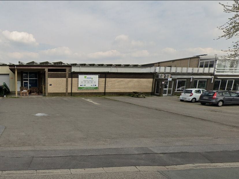 Europark-Noord 46B, 9100 Sint-Niklaas Indeling: Magazijn: oppervlakte 1933m² + 2 luifels Inclusief bureel met airco eetplaats, 2 wcs, douchekamer, ext