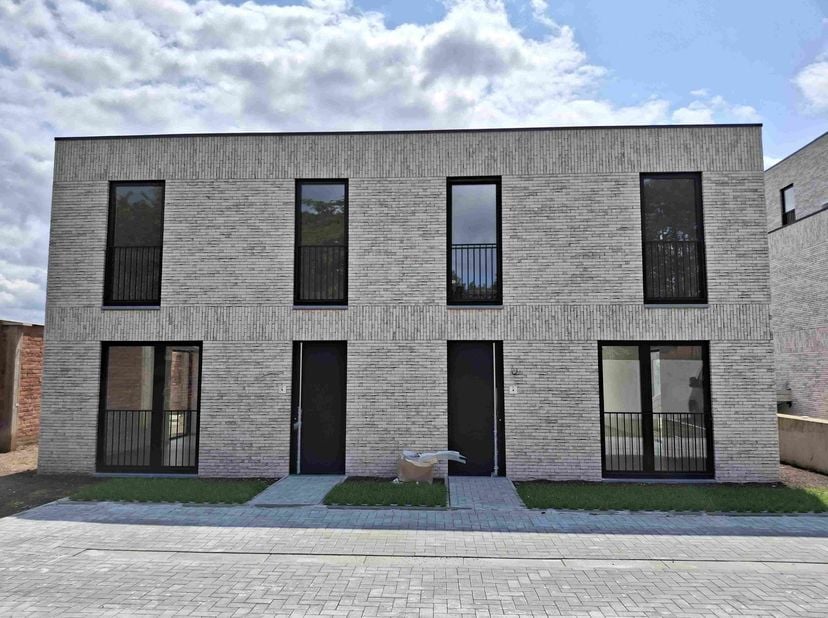 NIEUWBOUW moderne halfopen WONING (BEN-label en E-peil 10) met tuin en tuinhuis, zonnig terras en twee parkeerplaatsen – eerste verhuring.&lt;br /&gt;
&lt;br /