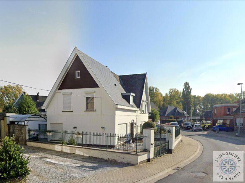 L&#039;immobilière des 4 vents offers you this 3 façades House of ±160 m2 with terrace and garage, located at 9451 Kerksken-Haalter.The house is composed a