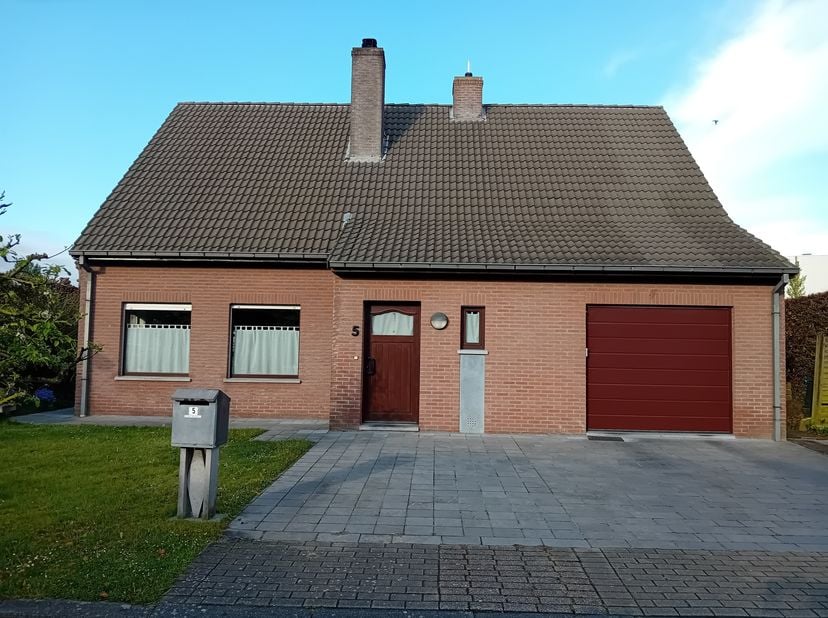Comfortabele woning op prachtige locatie te Bissegem&lt;br /&gt;
In een doodlopende straat staat onze ruime en alleenstaande woning uit 1991. We starten in