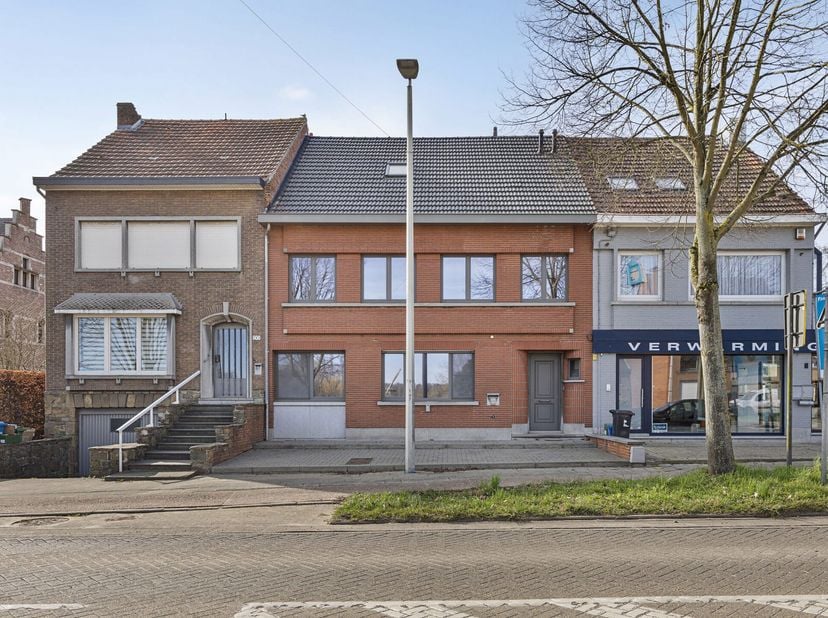 Deze ruime woning, ideaal gelegen in Rillaar nabij winkels en horeca, biedt tal van mogelijkheden voor gezinnen of investeerders. De gelijkvloerse ver