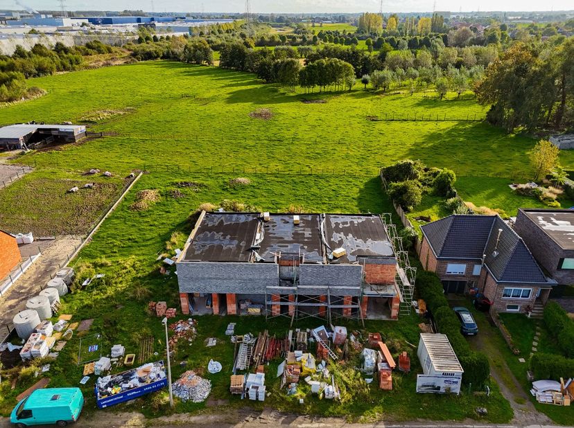 Découvrez cette magnifique maison neuve jumelée de 191 m², située sur un terrain généreux de 568 m². Dès lentrée, vous serez accueilli dans un vaste e