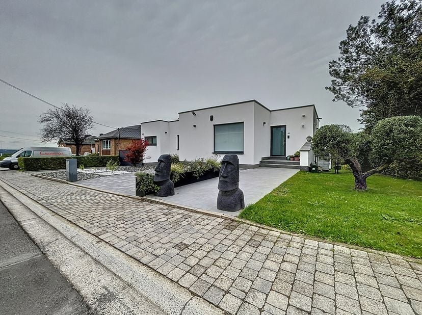 Offre àpd 765 000 euro Elégante villa contemporaine d&#039;une superficie habitable de +/- 300m². Hall d&#039;entrée. Grandes réceptions lumineuses agrémentées