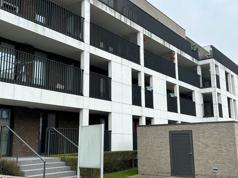 Zeer mooi en lichtrijk appartement met twee slaapkamers, berging, gastentoilet, badkamer (met inloopdouche, 2e toilet en lavabomeubel) en een toffe le