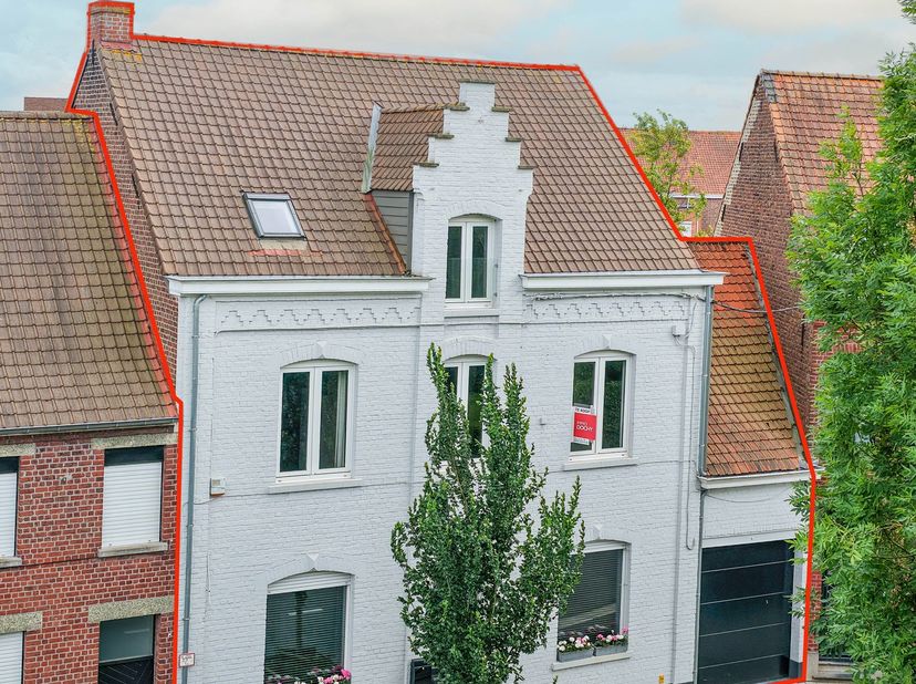 Inkmhal, bureau of praktijkruimte, apart toilet, open leefruimte, moderne ingerichte keuken, bijkeuken, garage voor 2 wagens met toegang tot de tuin,