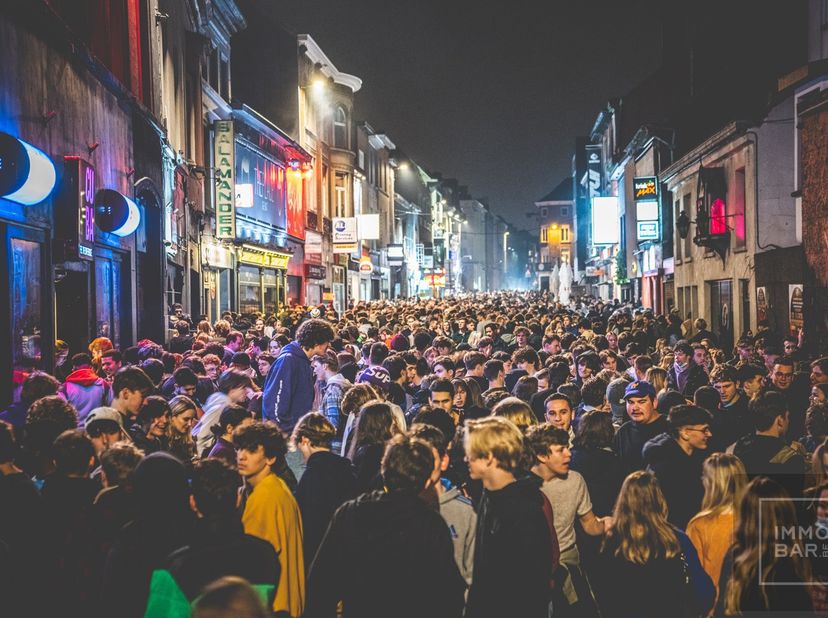 In het hart van de Gentse Overpoort ligt Café Canard Bizar, een instapklare horecazaak met naam en faam in het studentenleven. De zaak bestaat uit twe