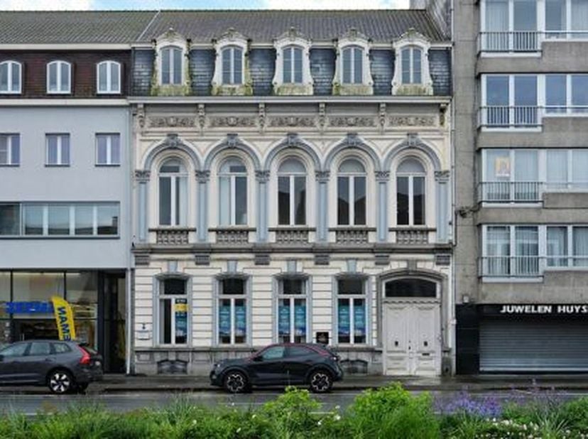 Historische notariswoning met parking en tuin in het centrum van Eeklo. Dit voormalige kantoorgebouw leent zich uitstekend voor een bestemming als vri