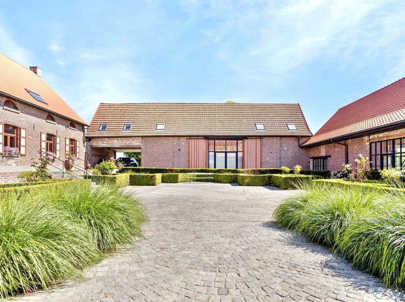 UNIEKE VIERKANTSHOEVE met binnenzwembad en grote extra hangar (paardenstallen en piste) op 5,87 hectare. Gelegen in het prachtige NUKERKE, temidden de