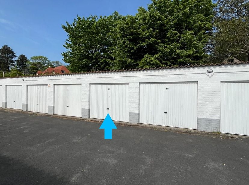 ASSEBROEK - VASTE PRIJS - CENTRAAL GELEGEN GARAGEBOX in een verzorgd garagecomplex. Bijzonder vlotte bereikbaarheid. Ook uiterst geschikt als opbrengs
