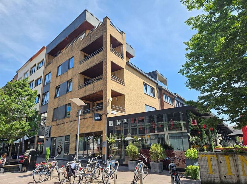 Ruim twee slaapkamer appartement te huur op de Markt in Genk!&lt;br /&gt;
Dit comfortabel twee slaapkamer appartement is gelegen op de eerste verdieping van