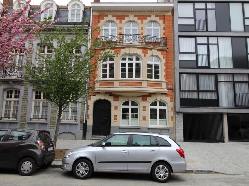 SCHAERBEEK, à proximité immédiate des institutions Européennes, splendide MAISON DE MAITRE entièrement rénovée (6ch/5Sdb) de 390 m² ainsi qu&#039;un agréab