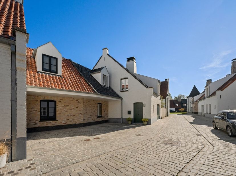 Magnifique maison prête à emménager à louer avec 3 chambres à coucher complètes, un garage et un jardin confortable situé au cur de RAMSKAPELLE.&lt;br /&gt;