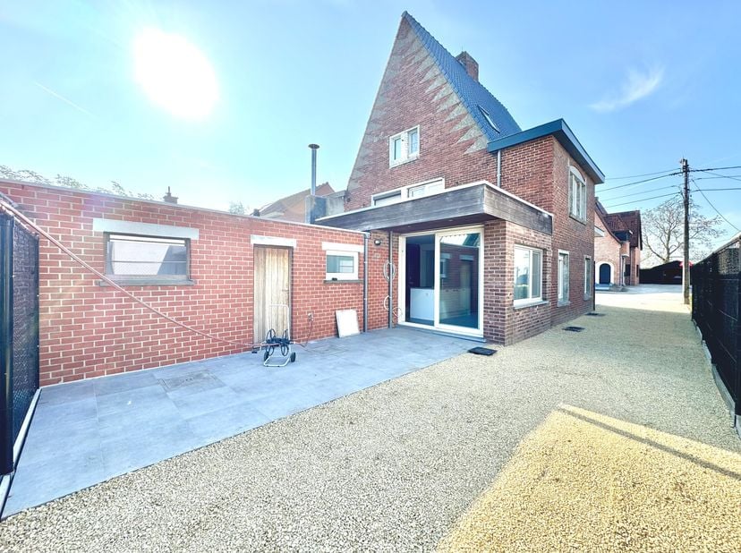 Gerenoveerde onderhoudsvriendelijke woning met ruime oprit en parking voor de deur; Indeling: inkom met traphal; ruime droge kelder; Lichtrijke voorpl