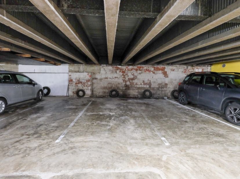 Ruime ondergrondse autostaanplaats op wandelafstand van het centrum te huur.&lt;br /&gt;
Hoofdingang is afgesloten met een sectionale poort. &lt;br /&gt;
&lt;br /&gt;
H
