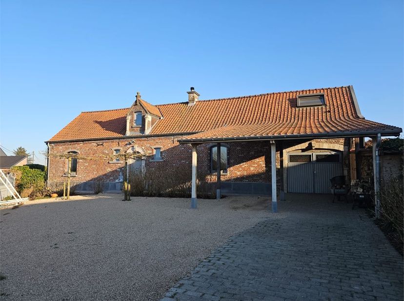 Dit charmant, INSTAPKLAAR landhuis is gelegen in een glooiende omgeving met prachtige vergezichten!&lt;br /&gt;
&lt;br /&gt;
Wie houdt van rust en natuur en hierb