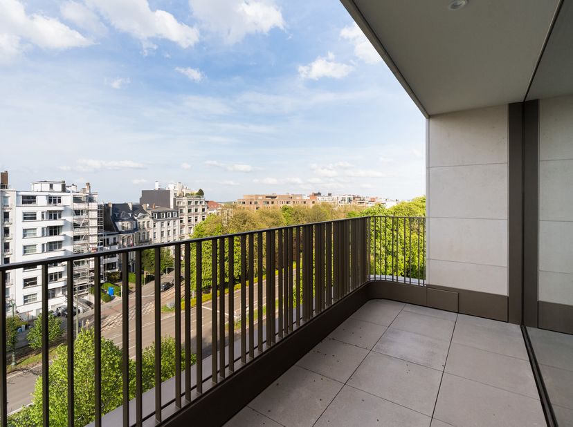 SINT-PIETERS-WOLUWE - Aan de prachtige Tervurenlaan, in de zeer gewilde wijk tussen het Montgomeryplein en de Mellaerts Vijvers, ruim APPARTEMENT van