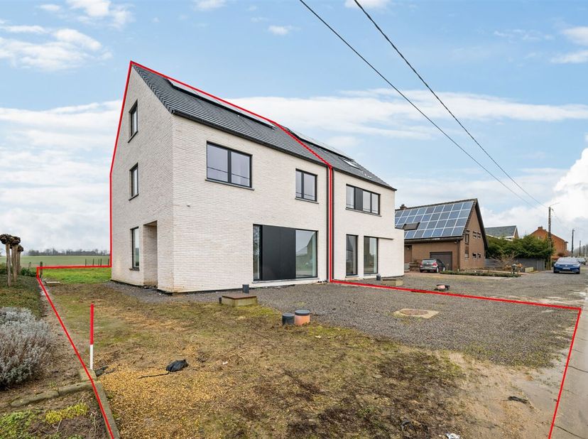 Welkom in deze moderne en energiezuinige nieuwbouwwoning in de Statiestraat 52A! Deze stijlvolle woning is ontworpen met oog voor comfort en duurzaamh