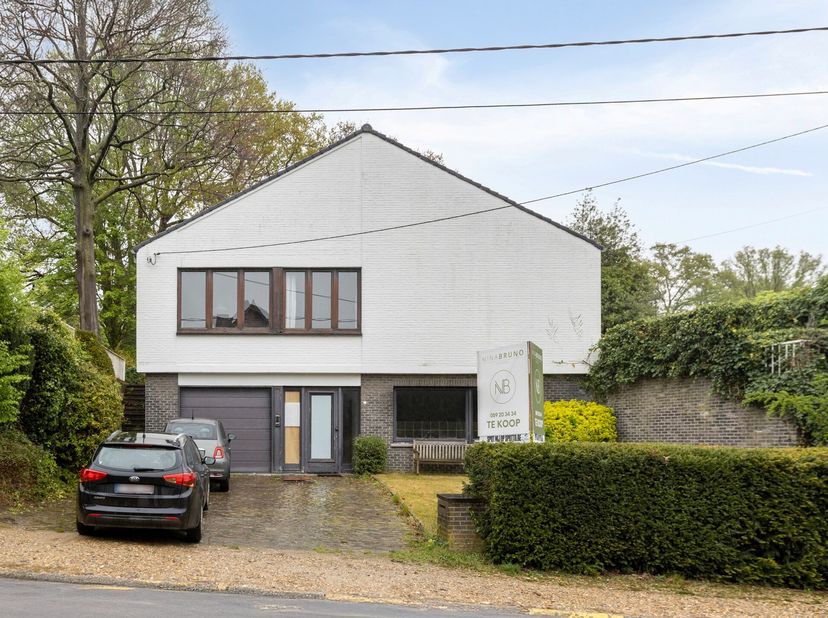 Op slechts 50 meter van het centrum van Genk vind je deze ruime en veelzijdige woning, gelegen in een rustige, residentiële buurt. Alle voorzieningen