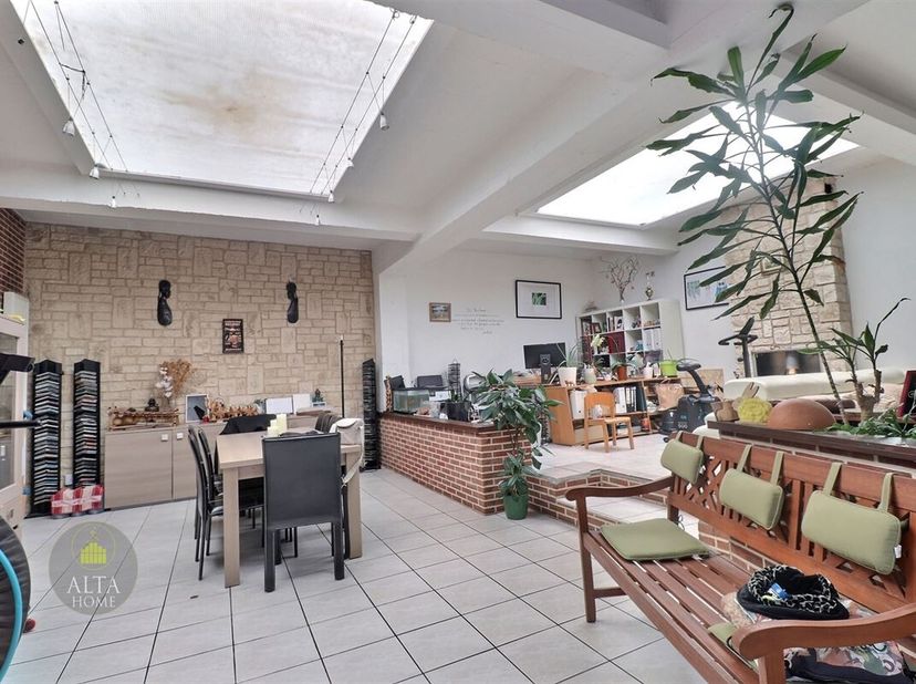 Dans un quartier calme de Laeken à proximité immédiate du site de Tour &amp; Taxis, le Bureau ALTA HOME vos propose à la vente ce spacieux appartement rez
