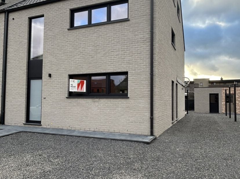 Ben jij op zoek naar een nieuwe woonst net buiten het centrum van Bocholt? We got you!&lt;br /&gt;
INDELING:&lt;br /&gt;
Gelijkvloers:&lt;br /&gt;
- Inkomhal&lt;br /&gt;
- Ga