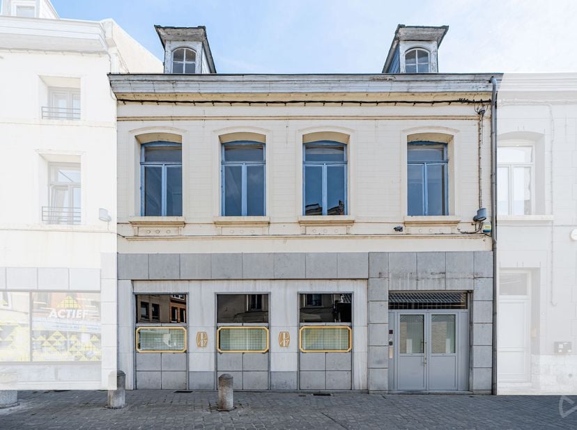 Maison de commerce à rénover située en plein centre-ville, dans un bâtiment bien connu des Athois, offrant une superficie brute de 516 m² et une façad