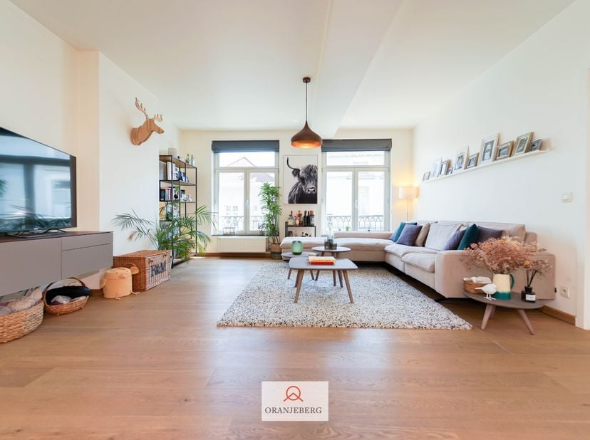 Mooi afgewerkt appartement op de tweede verdieping (lift in het gebouw). In het hartje van het historisch centrum te Gent op TOPLIGGING vlakbij de win