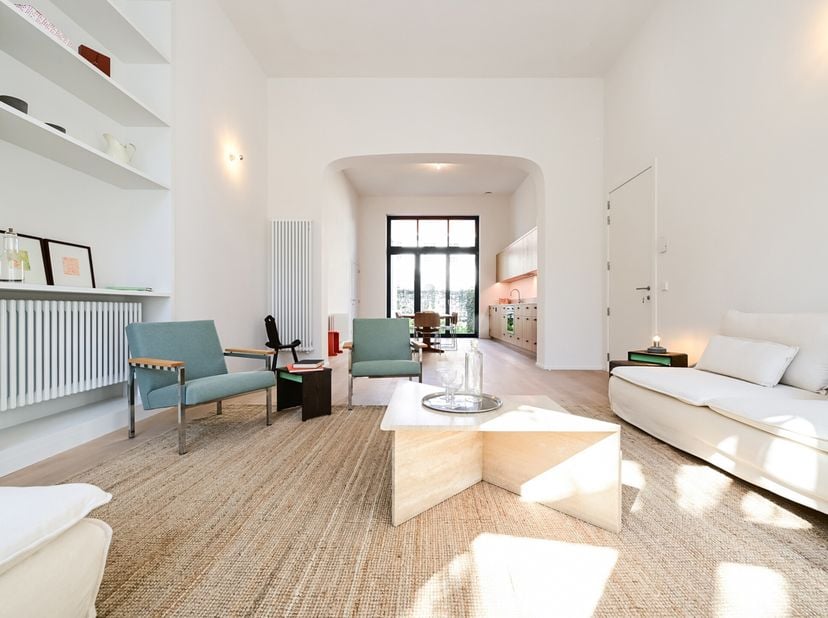 Situé dans une maison de Maitre bruxelloise totalement rénovée avec soin, Fierce Immo est fier de vous proposer ce magnifique rez-de-chaussée de plus