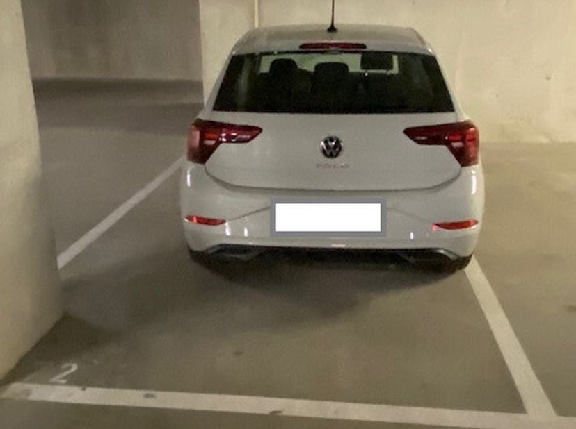 PARKEERPLAATS P-2/72 &lt;br /&gt;
 &lt;br /&gt;
In BLOK B, Brusselsestraat 143: de parkeerplaats P-2/72:  &lt;br /&gt;
a) in priv. en uitsl. eigendom: de parkeerplaats