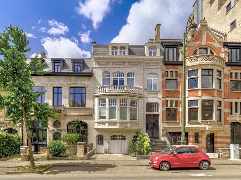 Dans la partie la plus résidentielle et aérée de l&#039;avenue Brugmann, très belle maison de maître 1900 entièrement rénovée en grande profondeur en 2016