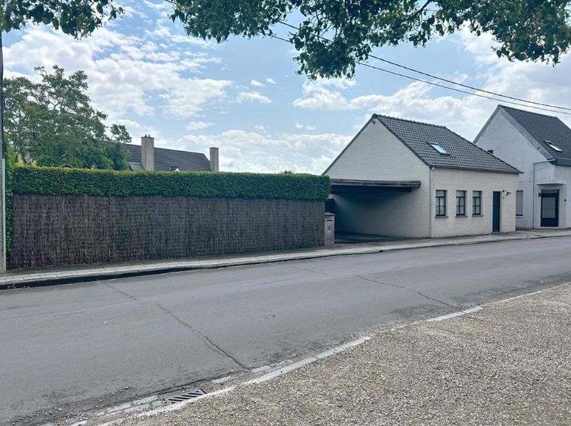 Gezellige alleenstaande woning met vlotte verbinding naar allerlei faciliteiten, bestaande uit een inkomhal met afzonderlijk toilet, lichtrijke leefru