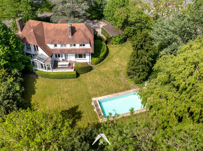 Deze karaktervolle villa biedt een unieke combinatie van ruimte en klasse in de begeerde wijk  Rodenburg  te Kortrijk. Met een bruikbare vloeroppervla