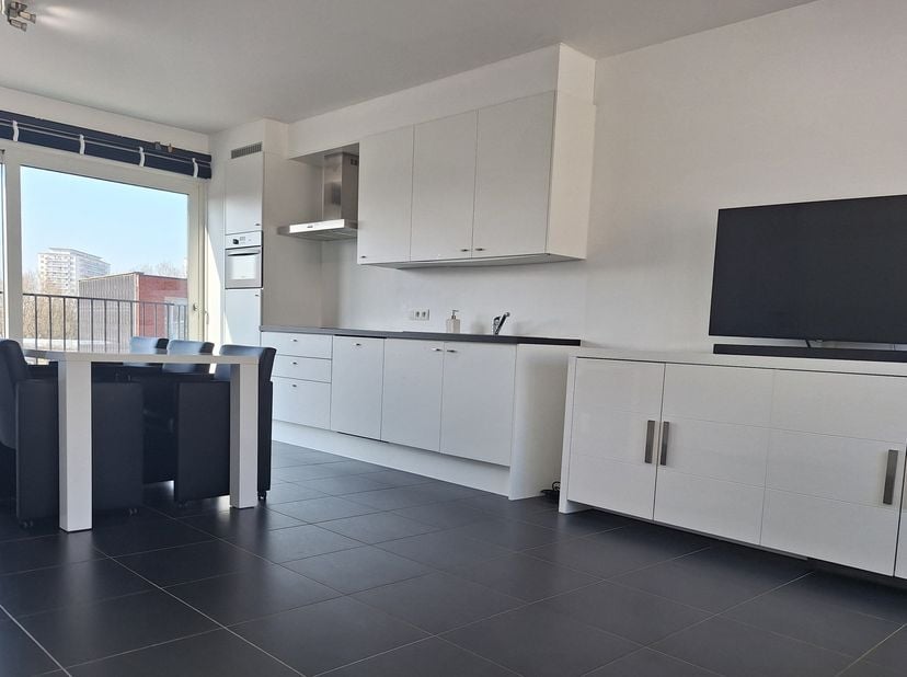 Appartement moderne prêt à emménager de 60 m² avec 1 chambre, ascenseur et balcon. Jamais loué et vendu par le premier propriétaire.&lt;br /&gt;
&lt;br /&gt;
L’ap