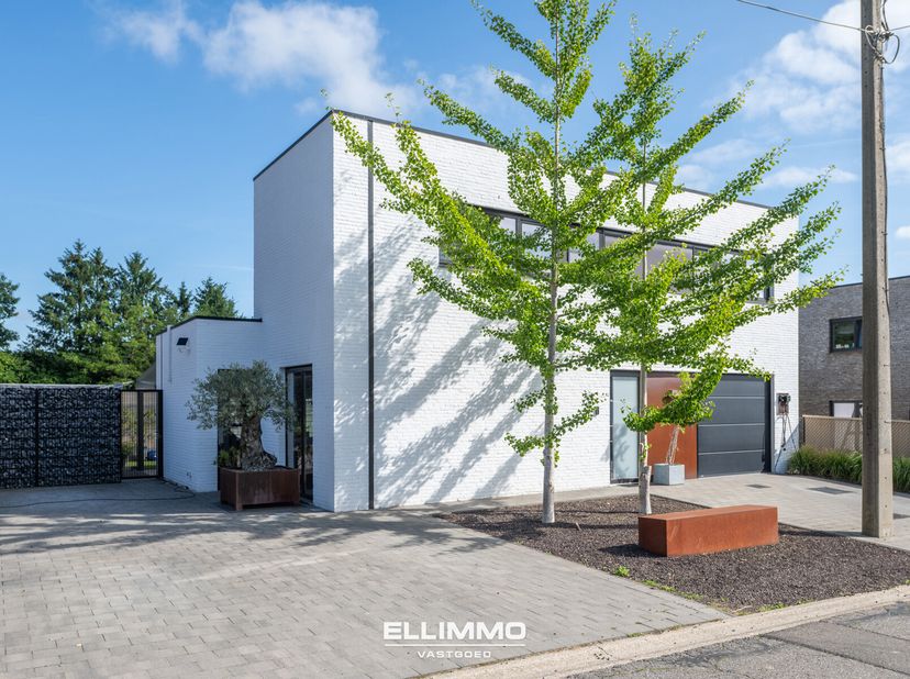 Wens je graag een bezoek aan dit pand? Contacteer Sara via 0494362164 of sara@ellimmo.be&lt;br /&gt;
Schitterende moderne woning, rustig gelegen in het mooi