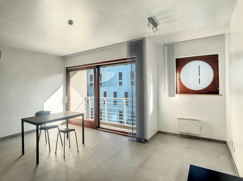 Spacieux studio 40 (m²) à louer avec une chambre situé au troisième étage et situé près de la Vlaanderenstraat. Vous trouverez de nombreuses commodité