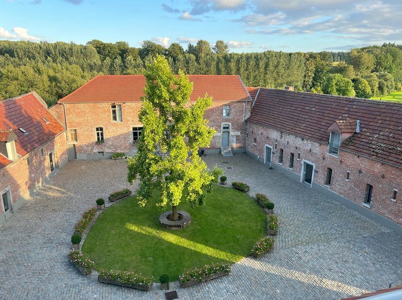 DEMANDE DE VISITES UNIQUEMENT PAR MAIL OU VIA CE LIEN : Le Domaine du golf de l&#039;Empereur vous propose à la location un magnifique et spacieux loft. Ce