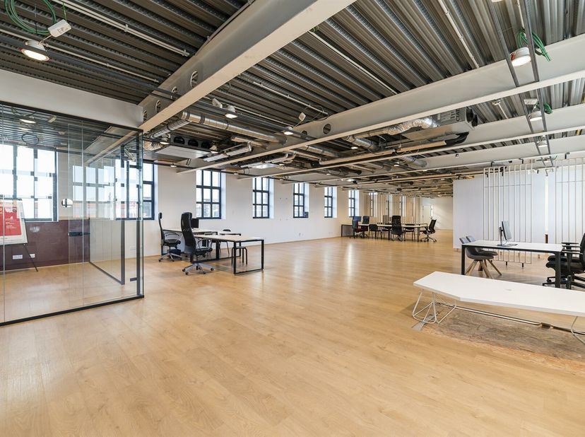 DOCKS BRUXSEL - Office space of 364 m² located in the Docks Brussel shopping center, west of the Van Praet bridge, it&#039;s accessibility and it&#039;s numerou