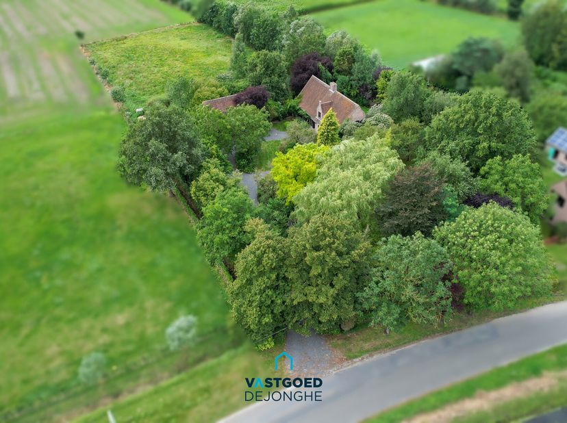 Gelegen op een goed bereikbare locatie in Zevergem, treffen we deze te renoveren woning met bijgebouw aan op een zeer ruim perceel.Het huis heeft de v