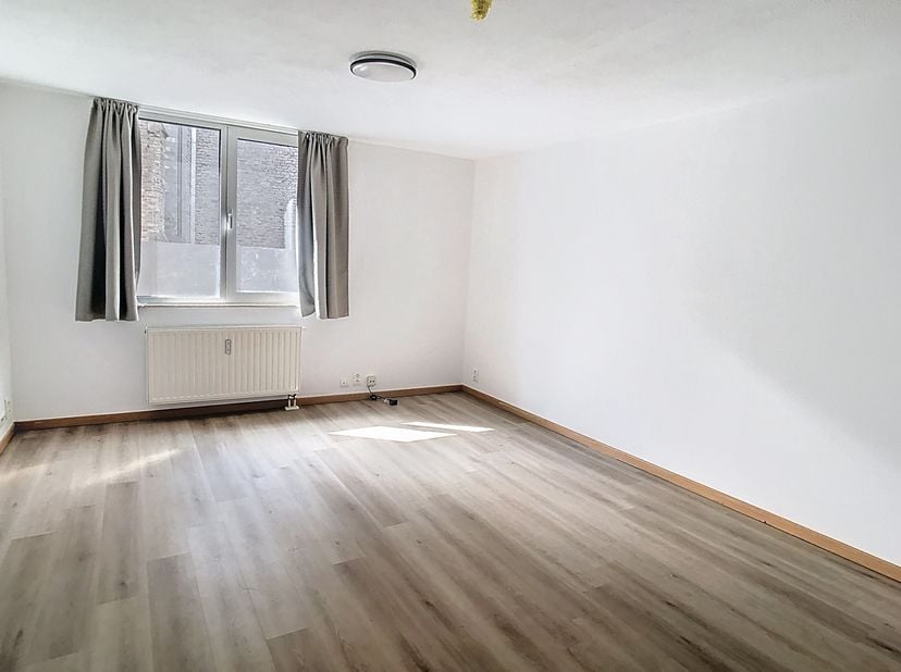 Ben je geïnteresseerd in dit pand te huur in Ieper? Surf dan naar de website www.dewaele.com, klik op de rode knop &#039;Bezoek aanvragen&#039; en vul het huurd