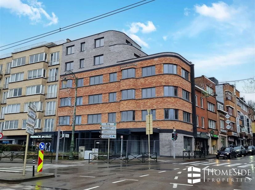 A l&#039;angle du boulevard du Souverain et de la chaussée de Wavre - Proche des transports, des commerces et des grands axes.&lt;br /&gt;
Superbe appartement NE