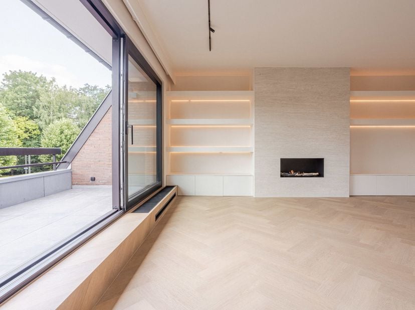 Victoire-Junot biedt u dit prachtige triplexappartement van ±200 m² aan, ideaal gelegen in een rustige en groene wijk van Ukkel. Het zal u bekoren doo