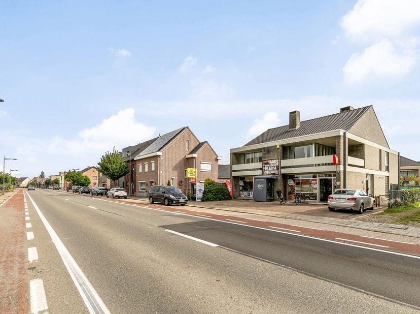 In het centrum van Molenbeersel gelegen handelspand met ruim appartement op een perceel van 07a 25ca. Het handelspand, waarin momenteel een winkel uit