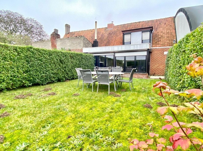 Deze landelijke woning met 2-3 kamers biedt een rustige, groene omgeving en heeft een aangename indeling. De woning bestaat uit een inkomhal, een geze