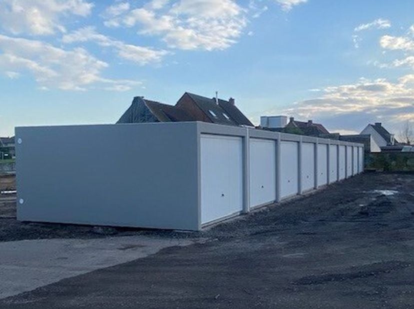 Langs de Dentergemstraat, de hoofdweg in de dorpskern van Markegem die de verbinding vormt met de centra van Wakken en Dentergem, ter hoogte van huisn