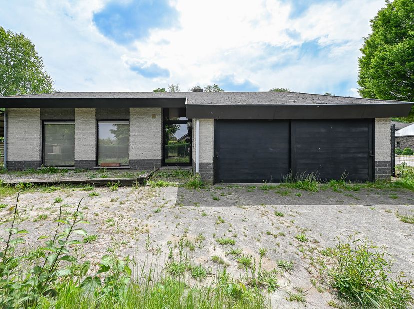 GOED GELEGEN TE RENOVEREN PAND &lt;br /&gt;
 &lt;br /&gt;
Te renoveren open bebouwing (type bungalow) met omheinde tuin, zwembad en tuinhuis. &lt;br /&gt;
Gelegen in ru