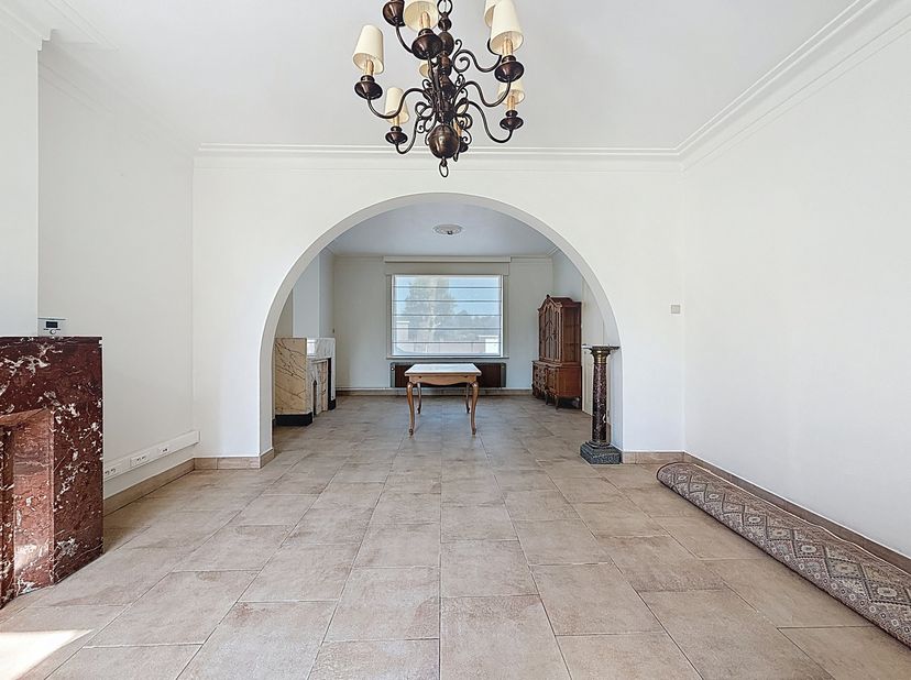 Bent u op zoek naar een prachtige ruime woning in Velzeke? Dan is deze topper zeker iets voor u! Deze woning beschikt over een toffe tuin en grote rui